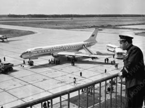 29 августа 1959 года. Самолет Ту-104Б, прибывший из Ленинграда в Москву, на летном поле аэропорта Шереметьево 29 августа 1959 года. Самолет Ту-104Б, прибывший из Ленинграда в Москву, на летном поле аэропорта Шереметьево