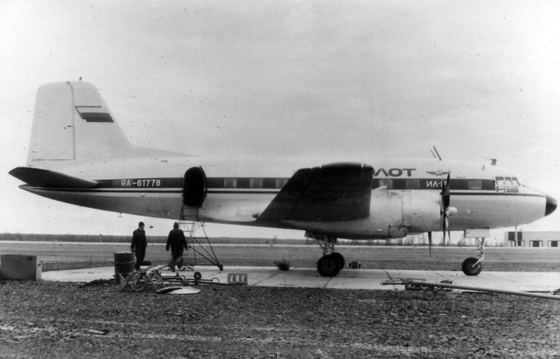 Самолет Ил-14. Старое фото.